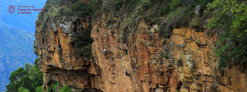 Personas escalando una montaña
